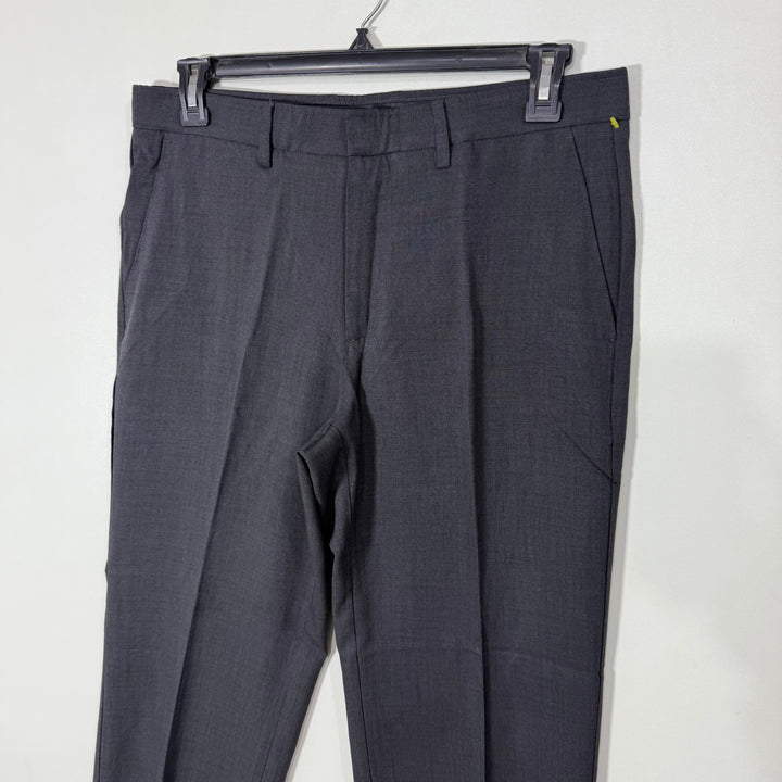 HAGGAR STRAIGHT FIT STANDARDS FIT PERFORMANCE PANT WITH STRETCH GREY COLOUR