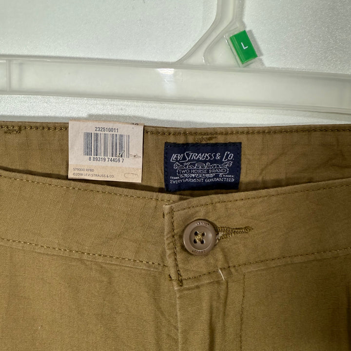 LEVIS CARGO COTTON SHORT BRAND NEW
