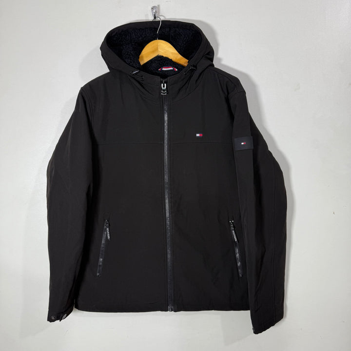 TOMMY HILFIGER 4”3 LAYER FABRIC WATER RESISTANT WIND RESISTANT SOFT SHELL JACKET INNER SHERPA LINNED WITH HOOD