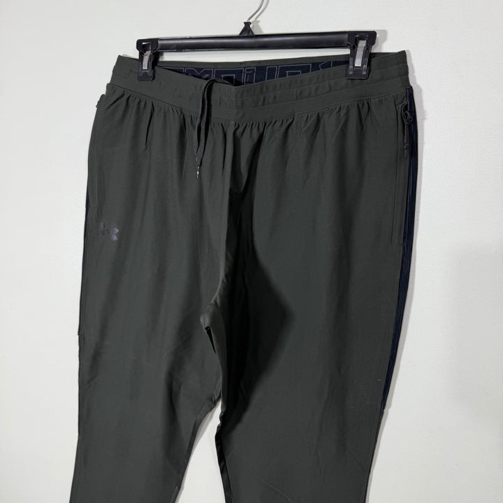UNDER ARMOUR HYBRID SPORT TROUSER GREEN COLOUR WITH SIDE ZIP POCKETS
