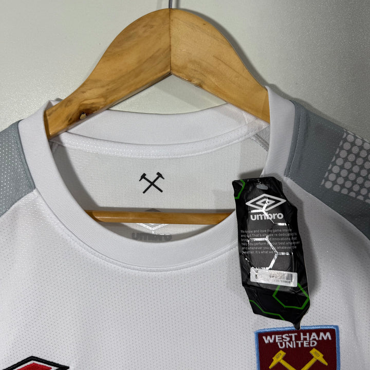UMBRO FOOTBALL TSHIRT BRAND NEW WHITE COLOUR
