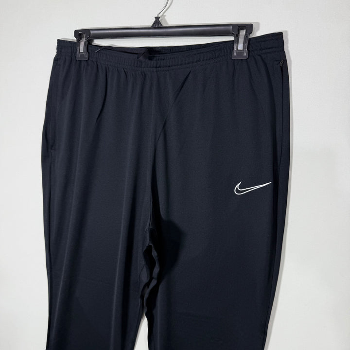 NIKE DRI FIT SPORT TROUSER WITH SIDE ZIP POCKETS BLACK COLOUR