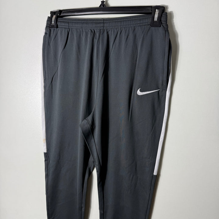 NIKE DRI FIT SPORT TROUSER SKINNY FIT WITH SIDE ZIP POCKETS GREY COLOUR