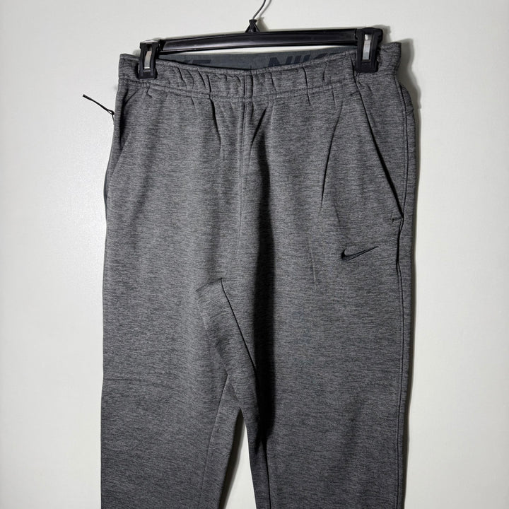 NIKE THERMA FIT SPORT TROUSER INNER FLEECE STRAIGHT FIT GREY COLOUR