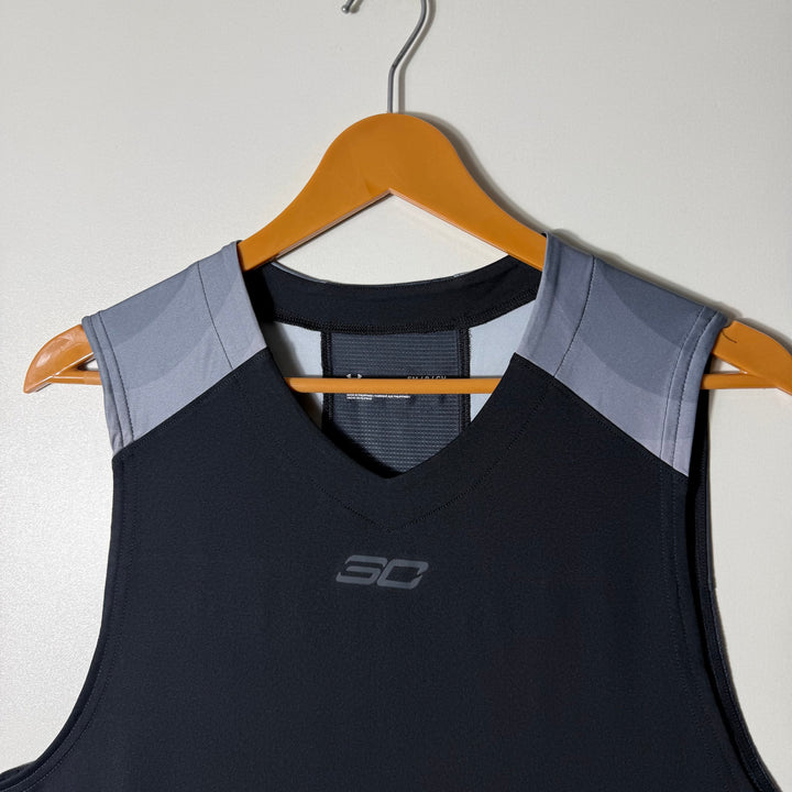 UNDER ARMOUR FITTED V NECK SPORT SLEEVES LESS