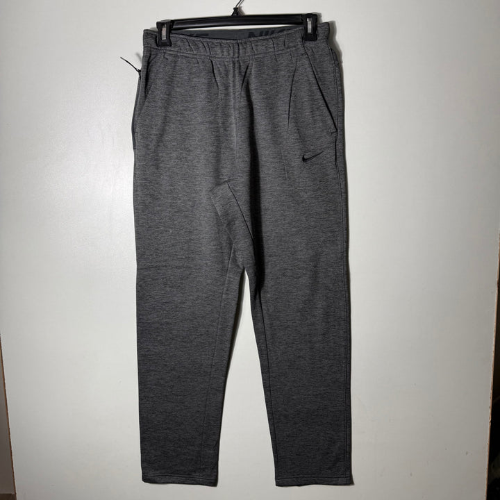 NIKE THERMA FIT SPORT TROUSER INNER FLEECE STRAIGHT FIT GREY COLOUR