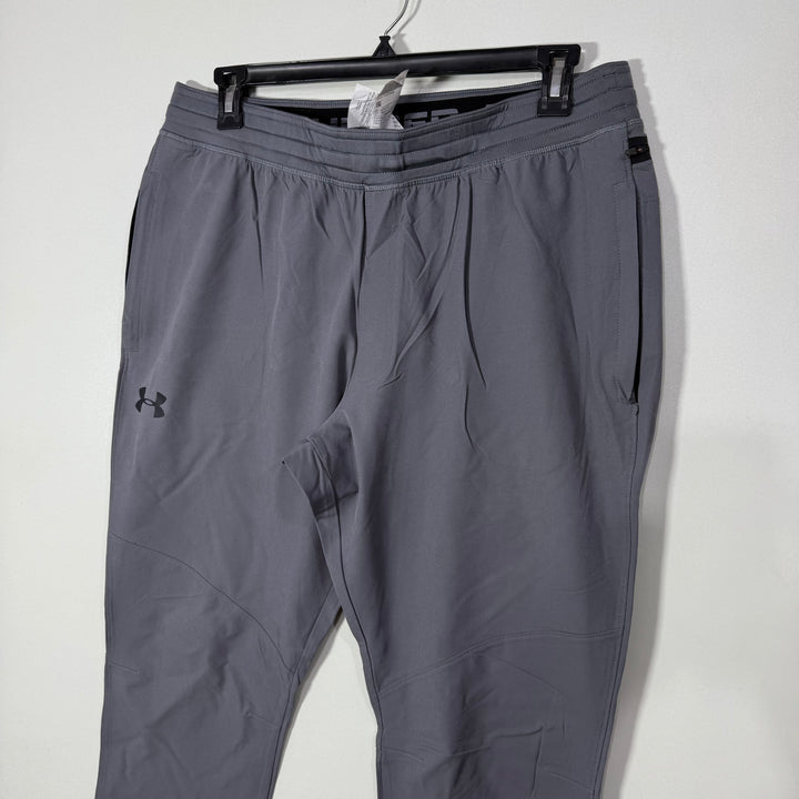 UNDER ARMOUR HYBRID PERFORMANCE PARACHUTE SPORT TROUSER WITH SIDE BACK ZIP POCKETS GREY COLOUR