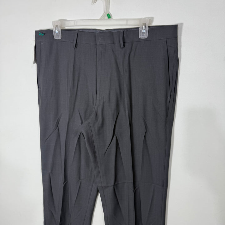 HAGGAR STRAIGHT FIT MACHINE WASHABLE PERFORMANCE DRESS PANT BRAND NEW WITH STRETCH GREY COLOUR