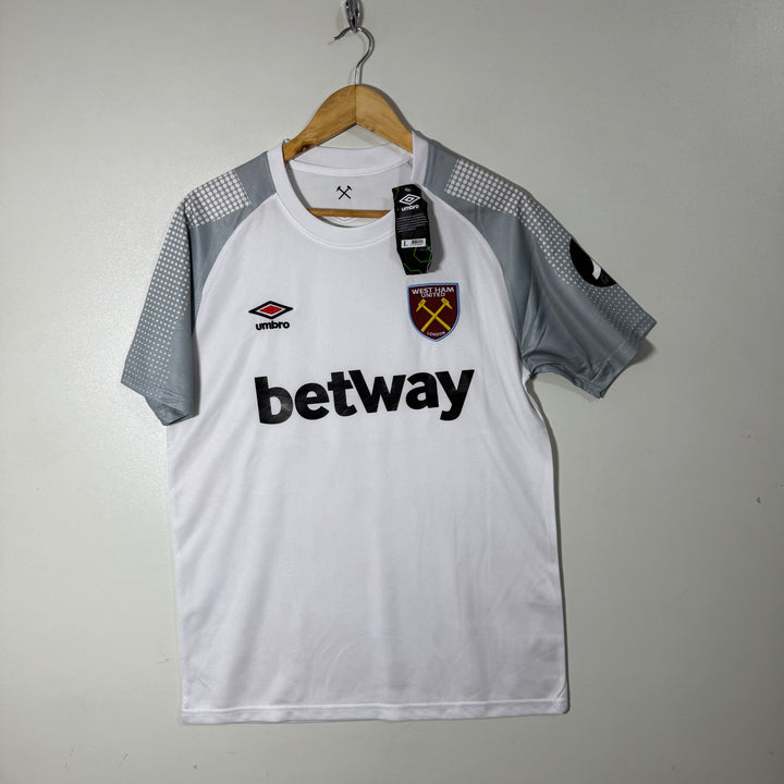 UMBRO FOOTBALL TSHIRT BRAND NEW WHITE COLOUR