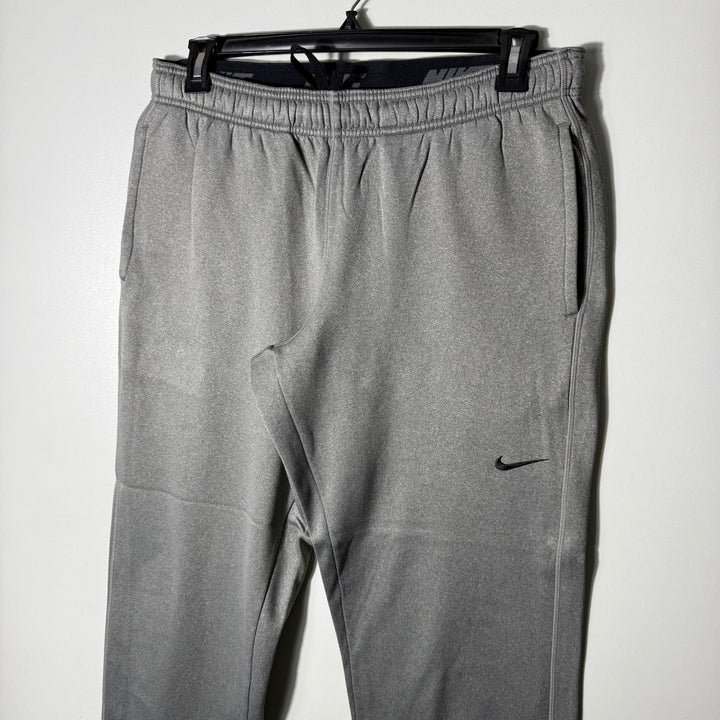 NIKE THERMA FIT SPORT TROUSER LOOSE FIT INNER FLEECE GREY COLOUR