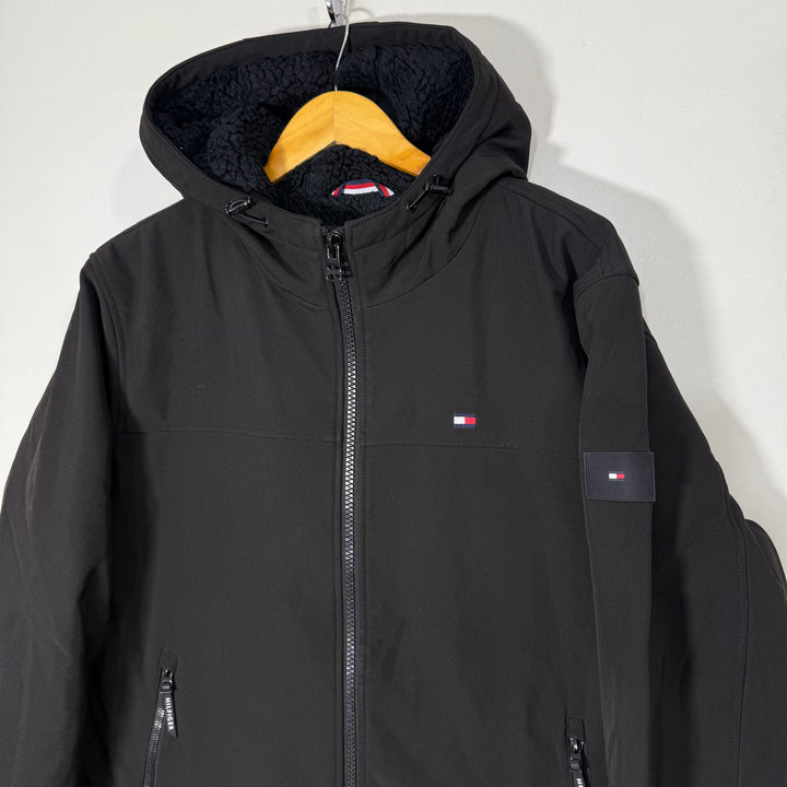TOMMY HILFIGER 4”3 LAYER FABRIC WATER RESISTANT WIND RESISTANT SOFT SHELL JACKET INNER SHERPA LINNED WITH HOOD